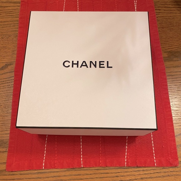 White and black classic Chanel box - Picture 1 of 1